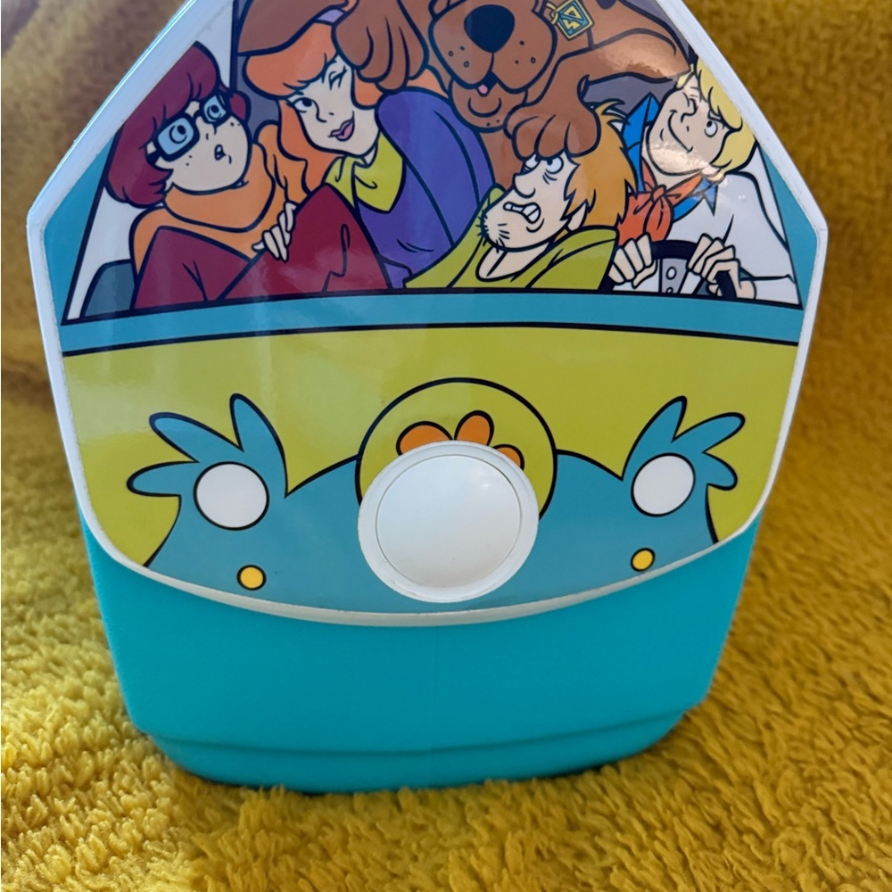 Igloo Scooby-Doo Cooler with Blue and Yellow Design